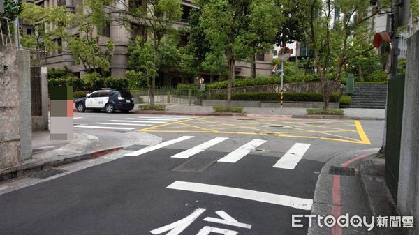 ▲▼台北市內湖區康寧路巷內轎車撞上行走於斑馬線的婦人。（圖／記者邱中岳翻攝）