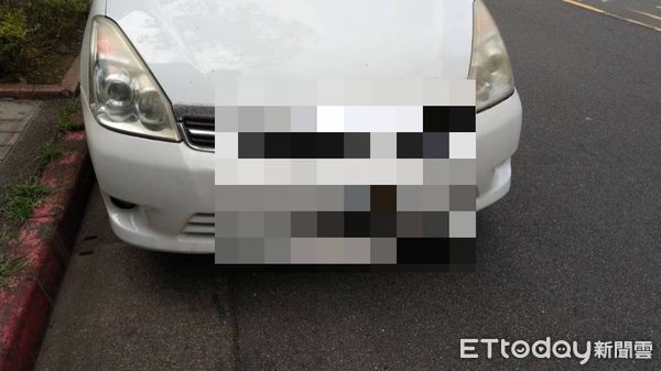 ▲▼台北市內湖區康寧路巷內轎車撞上行走於斑馬線的婦人。（圖／記者邱中岳翻攝）