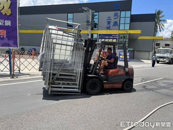 ▲▼屏東市建國路211號有貨車掉落物品，裡面的磷酸噴到路人。（圖／記者陳崑福翻攝）