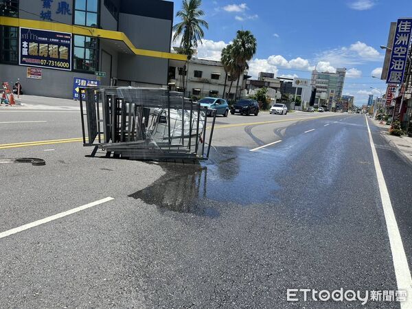 ▲▼屏東市建國路211號有貨車掉落物品，裡面的磷酸噴到路人。（圖／記者陳崑福翻攝）