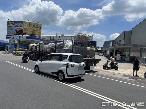 ▲▼屏東市建國路211號有貨車掉落物品，裡面的磷酸噴到路人。（圖／記者陳崑福翻攝）