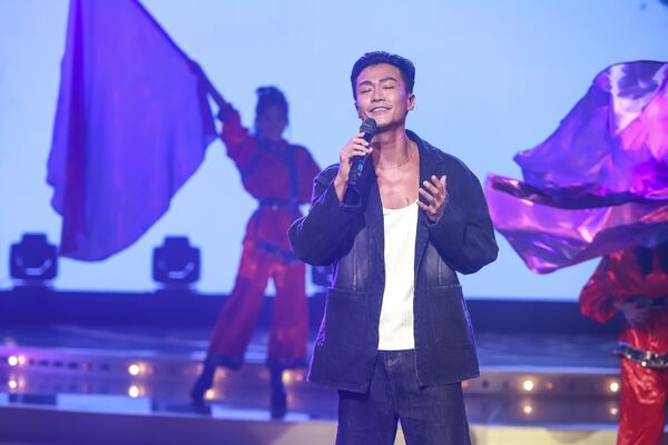 ▲白冰冰手癢，直摸林俊逸。（圖／民視提供）