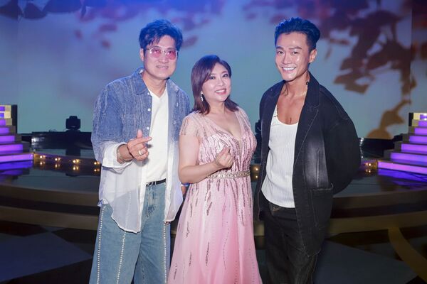 ▲白冰冰手癢，直摸林俊逸。（圖／民視提供）