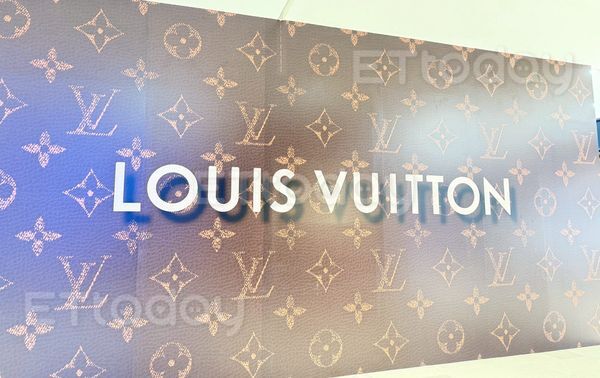 ▲精品品牌進駐大遠百設臨時櫃位,LV。（圖／民眾提供）