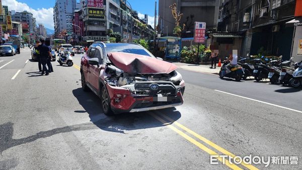 ▲郭男駕駛休旅車恍神，從後方追撞小貨車。（圖／記者陸運陞翻攝）