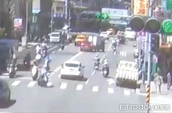 ▲郭男駕駛休旅車恍神，從後方追撞小貨車。（圖／記者陸運陞翻攝）