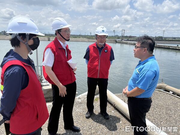 ▲經濟部水利署由副總工程司周文祥帶隊，會同第五河川分署及雲林縣政府相關單位，前往台西鄉抽檢多處抽水與防洪設施。（圖／記者游瓊華翻攝）