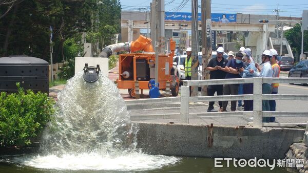 ▲經濟部水利署由副總工程司周文祥帶隊，會同第五河川分署及雲林縣政府相關單位，前往台西鄉抽檢多處抽水與防洪設施。（圖／記者游瓊華翻攝）