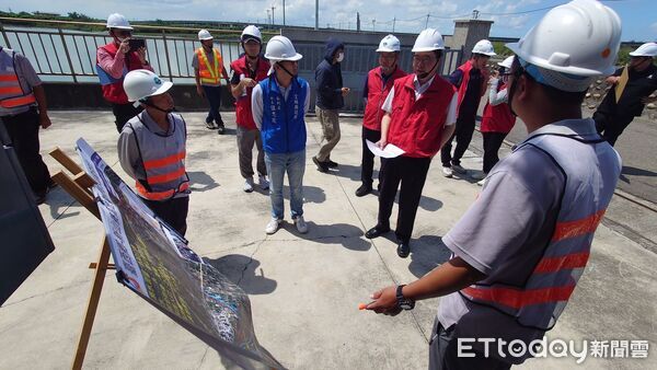 ▲經濟部水利署由副總工程司周文祥帶隊，會同第五河川分署及雲林縣政府相關單位，前往台西鄉抽檢多處抽水與防洪設施。（圖／記者游瓊華翻攝）