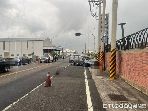 ▲▼吳姓男子駕駛休旅車行經岡山區寶米路段時，疑似因超車不當，偏離路面，自撞路旁變電箱，瞬間爆出火光。（圖／記者吳世龍翻攝）