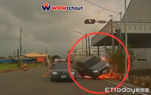 ▲▼吳姓男子駕駛休旅車行經岡山區寶米路段時，疑似因超車不當，偏離路面，自撞路旁變電箱，瞬間爆出火光。（圖／記者吳世龍翻攝）