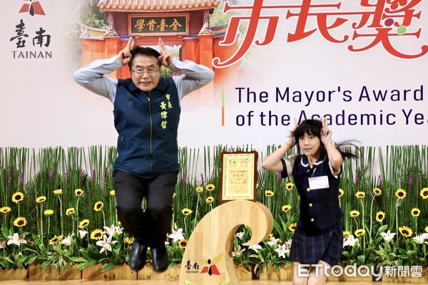 ▲台南市長黃偉哲陪3517位市長獎得主創意合影，有學生要求市長公主抱、自拍、下腰全配合，誠意十足。（記者林東良翻攝，下同）
