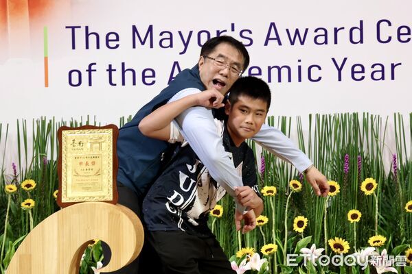 ▲台南市長黃偉哲陪3517位市長獎得主創意合影，有學生要求市長公主抱、自拍、下腰全配合，誠意十足。（記者林東良翻攝，下同）