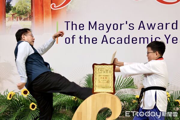 ▲台南市長黃偉哲陪3517位市長獎得主創意合影，有學生要求市長公主抱、自拍、下腰全配合，誠意十足。（記者林東良翻攝，下同）