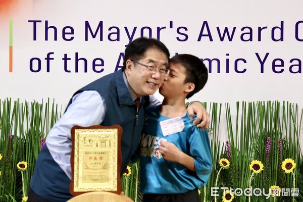 ▲台南市長黃偉哲陪3517位市長獎得主創意合影，有學生要求市長公主抱、自拍、下腰全配合，誠意十足。（記者林東良翻攝，下同）