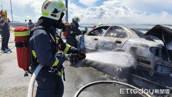 ▲▼金門大橋火燒車             。（圖／記者林名揚翻攝）