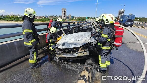 ▲▼金門大橋火燒車             。（圖／記者林名揚翻攝）