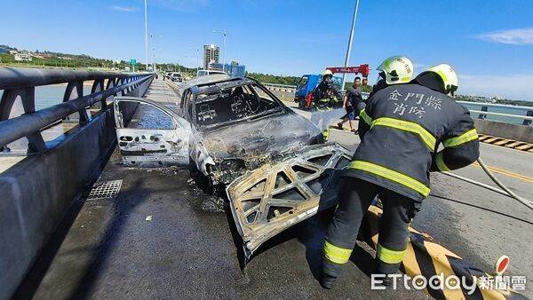▲▼金門大橋火燒車             。（圖／記者林名揚翻攝）