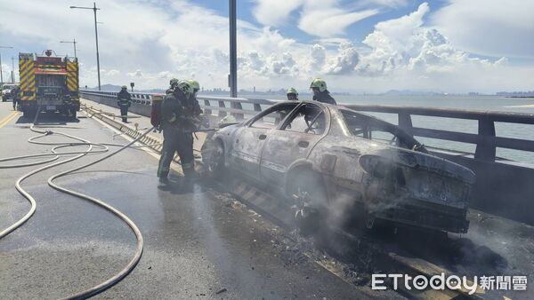 ▲▼金門大橋火燒車 。（圖／記者林名揚翻攝）