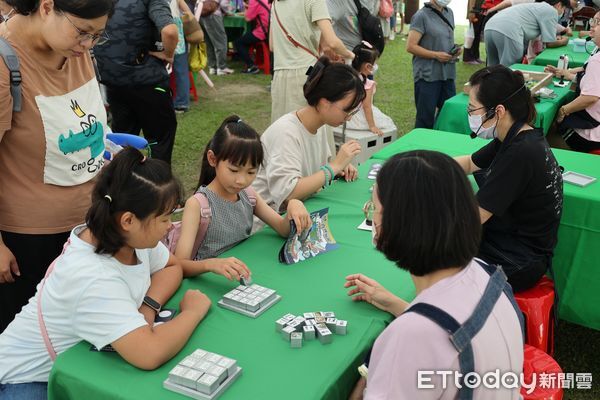 ▲2025台南天文嘉年華開幕式熱鬧登場，忠義國小熱舞社街舞炒熱現場氣氛，吸引眾多親子到場參與。（記者林東良翻攝，下同）