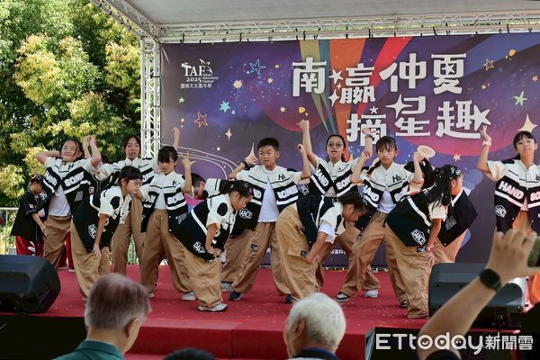 ▲2025台南天文嘉年華開幕式熱鬧登場，忠義國小熱舞社街舞炒熱現場氣氛，吸引眾多親子到場參與。（記者林東良翻攝，下同）