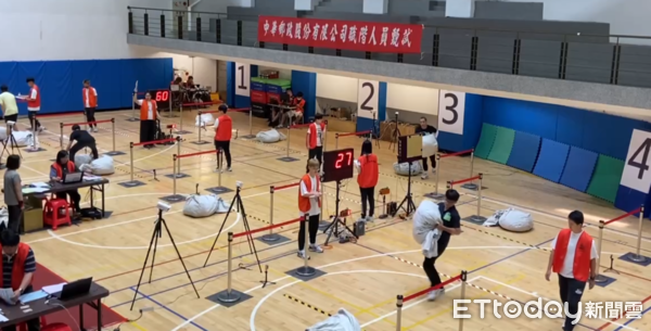 ▲▼中華郵政釋出1113名職缺，231名碩博士搬30kg郵袋體能測驗。（圖／中華郵政提供）