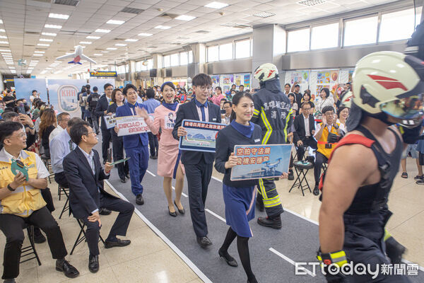 ▲小港機場60年活動，空姐跟消防員穿制服上陣走秀            。（圖／記者吳奕靖翻攝）