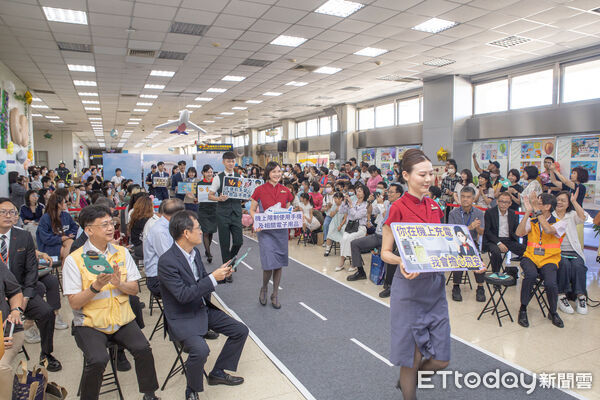 ▲小港機場60年活動，空姐跟消防員穿制服上陣走秀            。（圖／記者吳奕靖翻攝）