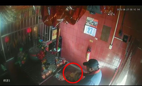 ▲▼「不二家蛋黃酥」拿去拜土地公，卻被偷走。（圖／記者唐詠絮翻攝)