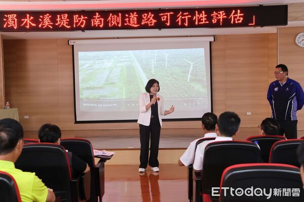 ▲雲林縣政府完成濁水溪堤防南側道路可行性評估，縣長張麗善率交通工務局局長於麥寮鄉公所辦理地方說明會，向鄉親說明評估案內容。（圖／記者游瓊華翻攝）