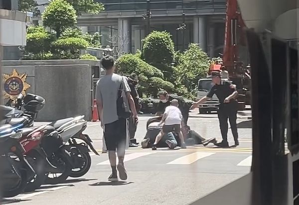 ▲▼▲刑事局門口發生行車糾紛，司機突然開門撞到男騎士，當街爆發全武行。（圖／翻攝網路）