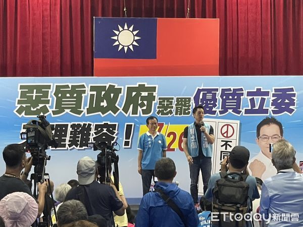 ▲▼   蔣萬安出席賴士葆反罷免活動 。（圖／記者崔至雲攝）