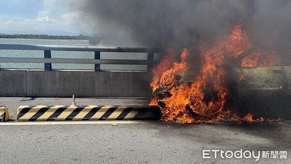 ▲▼金門大橋火燒車 。（圖／記者林名揚翻攝）