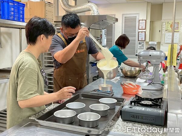 ▲台南市勞工局於曾文園區開設岩燒蜂蜜蛋糕體驗課程，學員開心完成手作甜點，感受滿滿成就與幸福滋味。（記者林東良翻攝，下同）