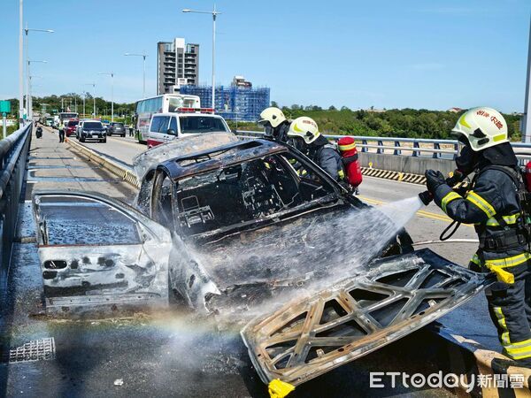 ▲▼金門大橋火燒車 。（圖／記者林名揚翻攝）