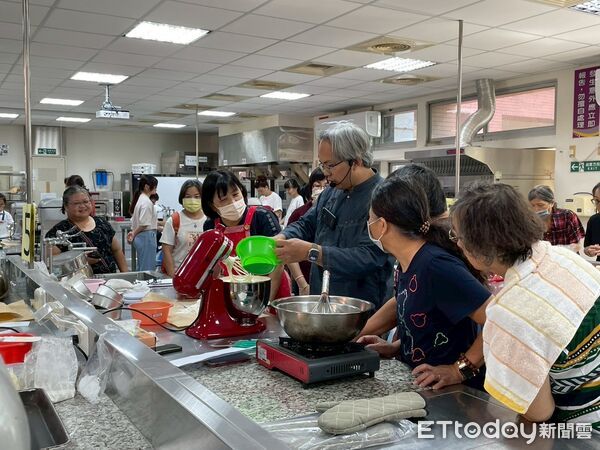 ▲台南市勞工局於曾文園區開設岩燒蜂蜜蛋糕體驗課程，學員開心完成手作甜點，感受滿滿成就與幸福滋味。（記者林東良翻攝，下同）