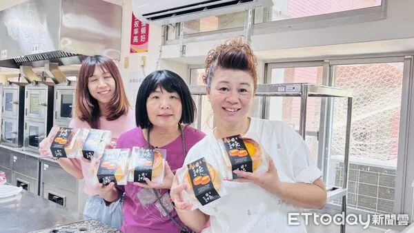 ▲台南市勞工局於曾文園區開設岩燒蜂蜜蛋糕體驗課程，學員開心完成手作甜點，感受滿滿成就與幸福滋味。（記者林東良翻攝，下同）