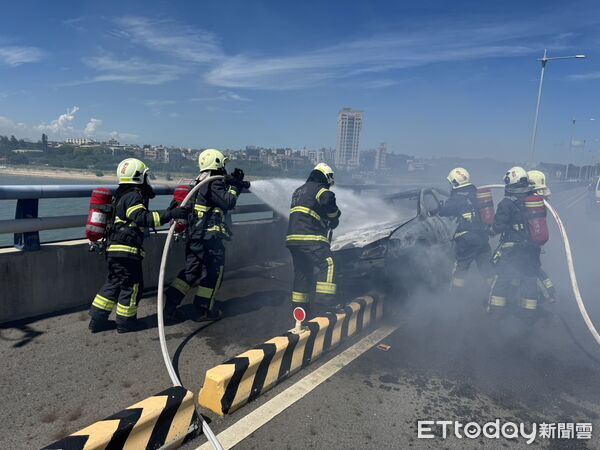 ▲▼金門大橋火燒車 。（圖／記者林名揚翻攝）