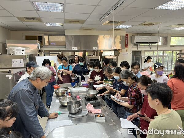 ▲台南市勞工局於曾文園區開設岩燒蜂蜜蛋糕體驗課程，學員開心完成手作甜點，感受滿滿成就與幸福滋味。（記者林東良翻攝，下同）