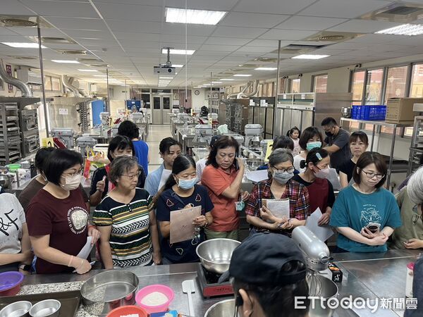 ▲台南市勞工局於曾文園區開設岩燒蜂蜜蛋糕體驗課程，學員開心完成手作甜點，感受滿滿成就與幸福滋味。（記者林東良翻攝，下同）