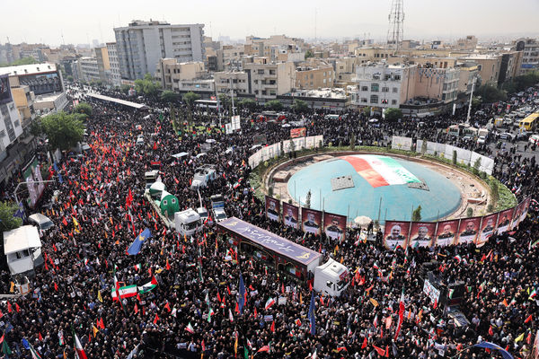 ▲▼ 伊朗民眾上街為以伊衝突中身亡的軍官、科學家及平民送葬。（圖／路透）