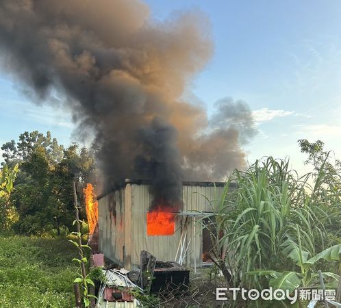 ▲台南市後壁區一處鐵皮倉庫今清晨發生火警，消防人員迅速撲滅火勢，無人傷亡。（記者林東良翻攝，下同）