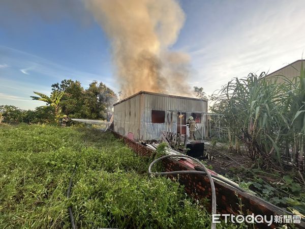 ▲台南市後壁區一處鐵皮倉庫今清晨發生火警，消防人員迅速撲滅火勢，無人傷亡。（記者林東良翻攝，下同）