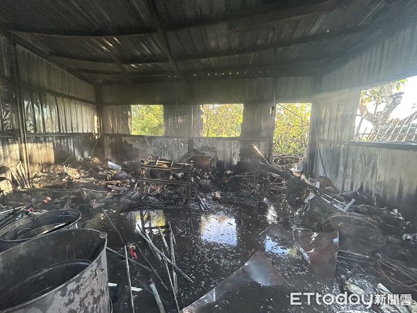 ▲台南市後壁區一處鐵皮倉庫今清晨發生火警，消防人員迅速撲滅火勢，無人傷亡。（記者林東良翻攝，下同）