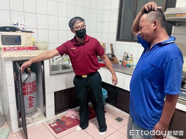 ▲南消麻豆分隊攜手婦女防火宣導隊走入社區協助住戶安裝住警器，守護弱勢家庭防火安全。（記者林東良翻攝，下同）