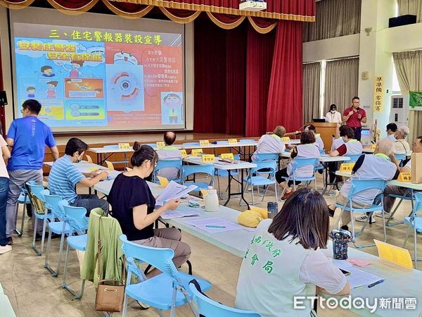 ▲南消麻豆分隊攜手婦女防火宣導隊走入社區協助住戶安裝住警器，守護弱勢家庭防火安全。（記者林東良翻攝，下同）