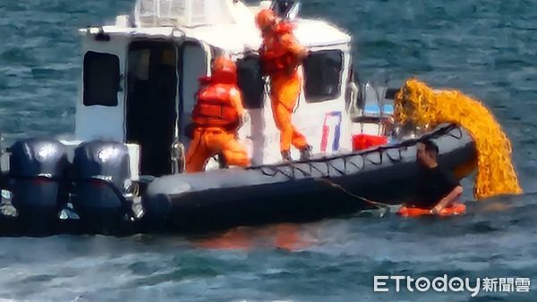 ▲台南安平外海3名遊客不慎遭離岸流捲走，海巡署第四海巡隊沿岸巡邏艇即時發現救援上艇。（記者林東良翻攝，下同）