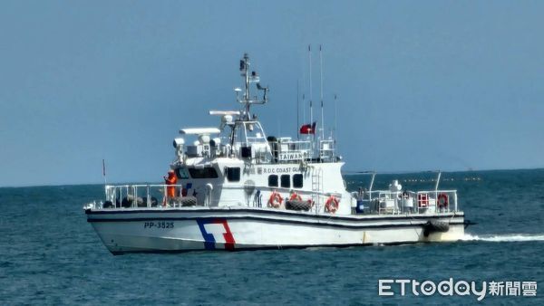 ▲台南安平外海3名遊客不慎遭離岸流捲走，海巡署第四海巡隊沿岸巡邏艇即時發現救援上艇。（記者林東良翻攝，下同）