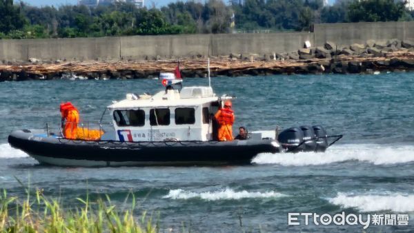 ▲台南安平外海3名遊客不慎遭離岸流捲走，海巡署第四海巡隊沿岸巡邏艇即時發現救援上艇。（記者林東良翻攝，下同）