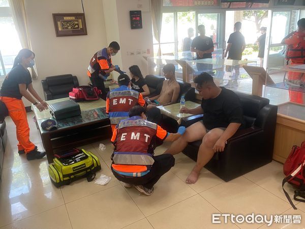 ▲台南安平外海3名遊客不慎遭離岸流捲走，海巡署第四海巡隊沿岸巡邏艇即時發現救援上艇。（記者林東良翻攝，下同）